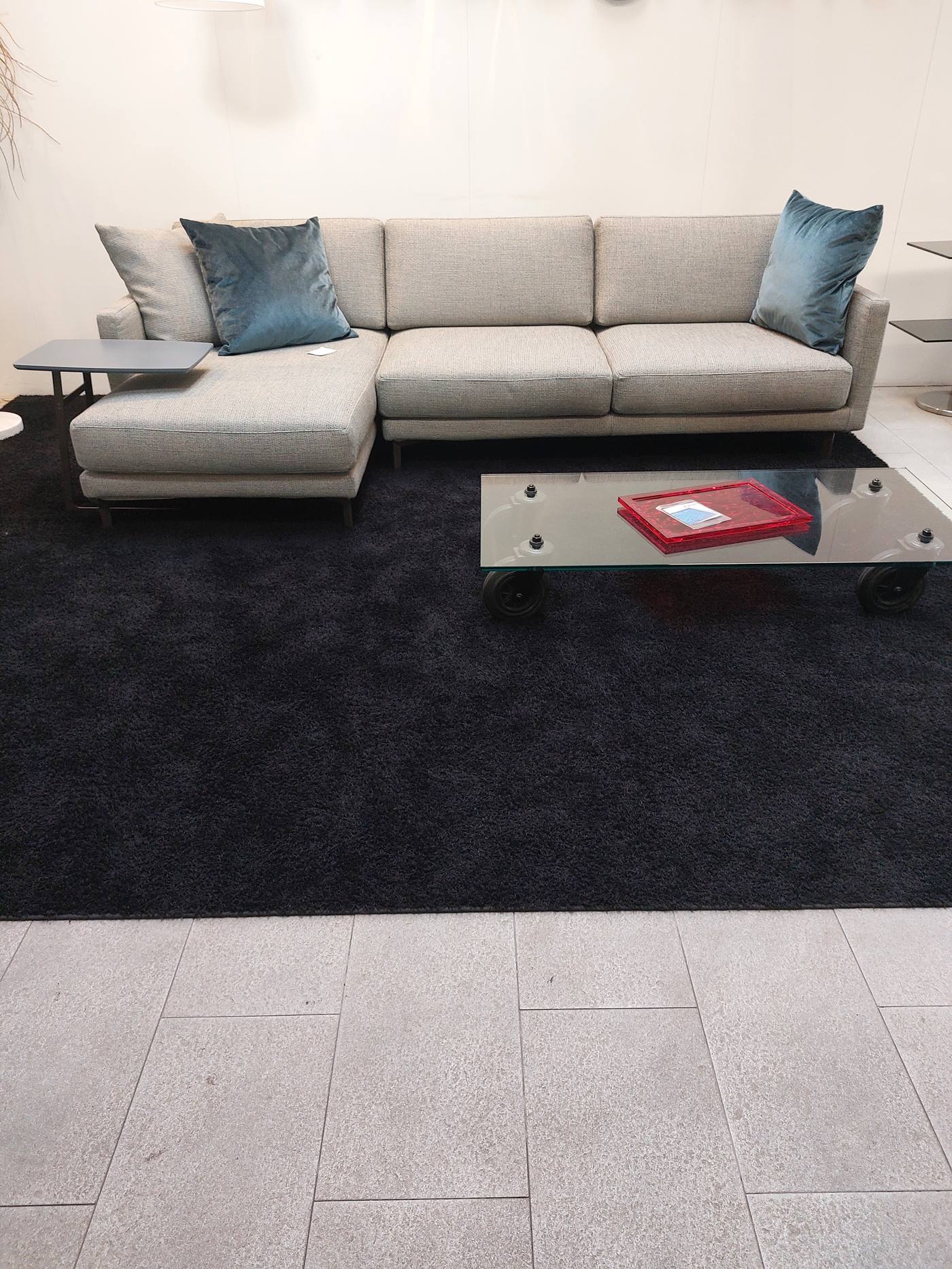 Divano Doimo Bart con chaise longue, tessuto sfoderabile, outlet Benedetti Arredamenti