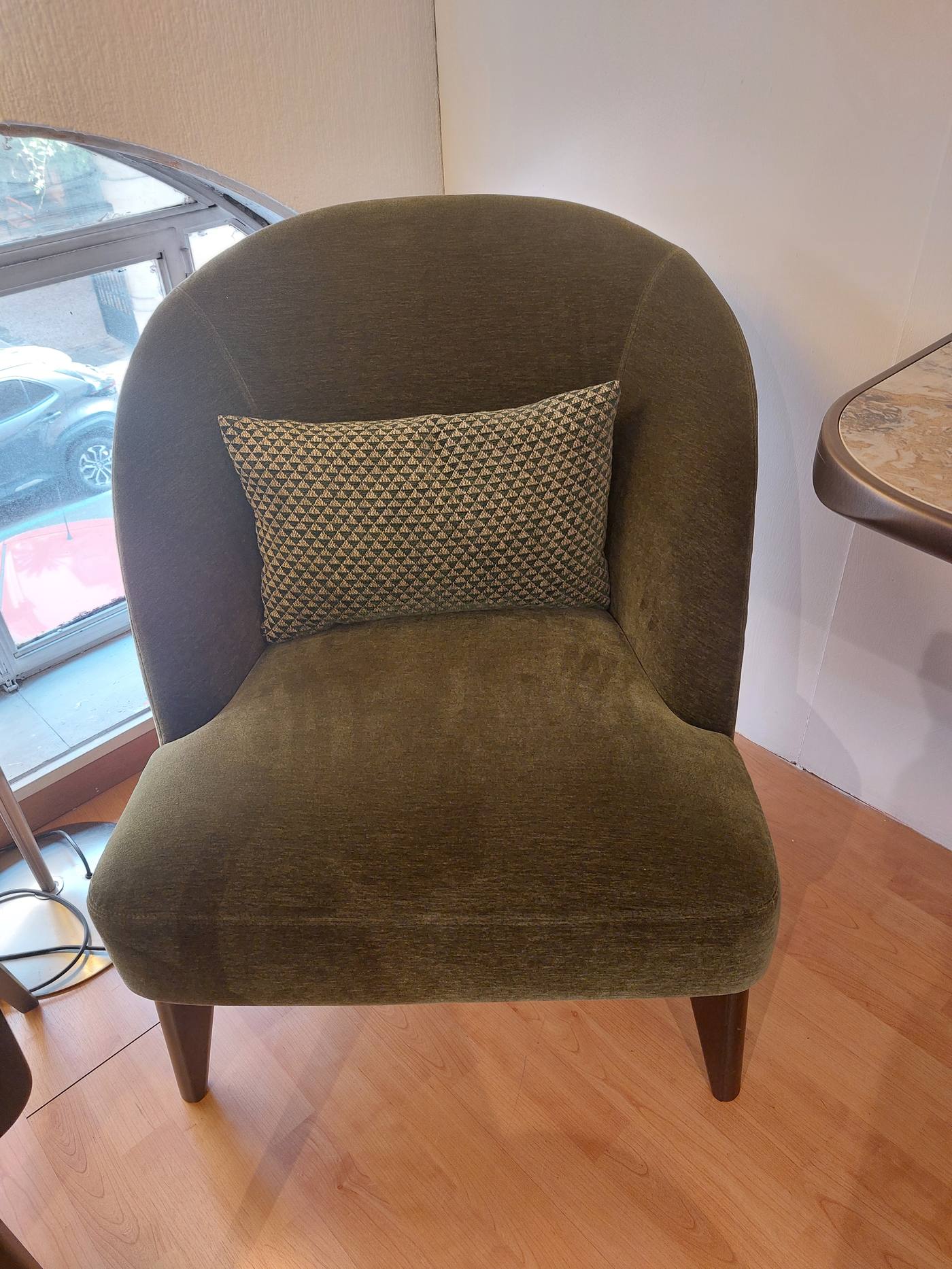 Poltroncina Twils scocca in legno rovere tinto, tessuto sfoderabile, outlet Benedetti Arredamenti