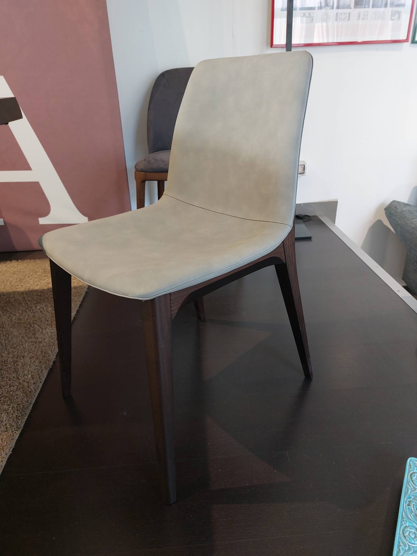Sedie Trevisan Italia mod. Bassano in legno rovere scuro curvato ed ecopelle grigio chiaro, outlet Benedetti Arredamenti