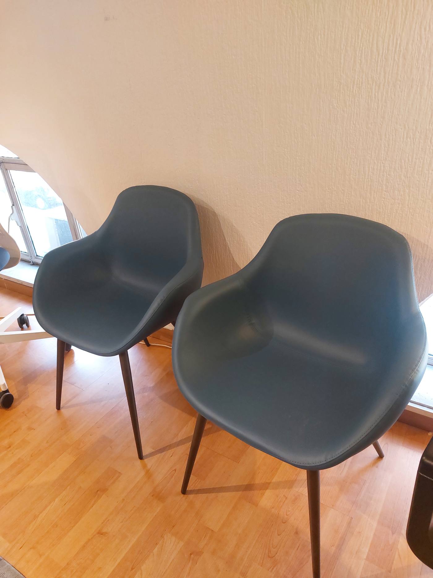 Sedie poltroncine mod. Morgana in ecopelle celeste, Pezzani, outlet Benedetti Arredamenti