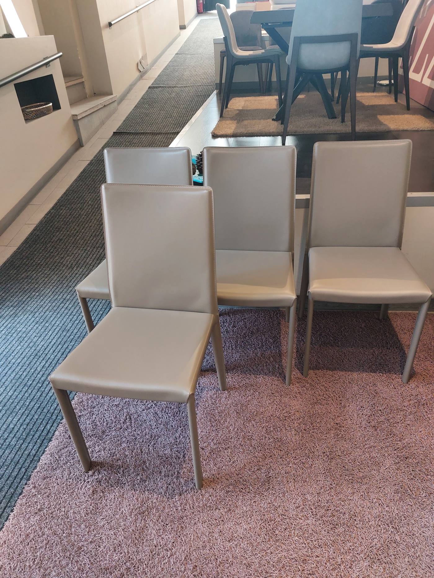 Set di sedie in ecopelle color tortora con struttura in metallo, outlet Benedetti Arredamenti